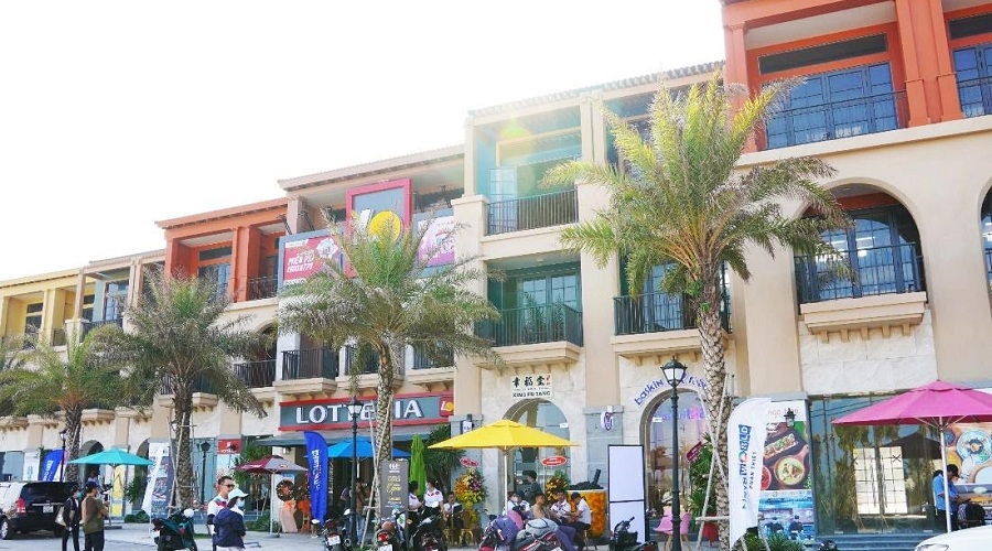 Khách du lịch tấp nập tham quan tiện ích Novaworld Phan Thiet